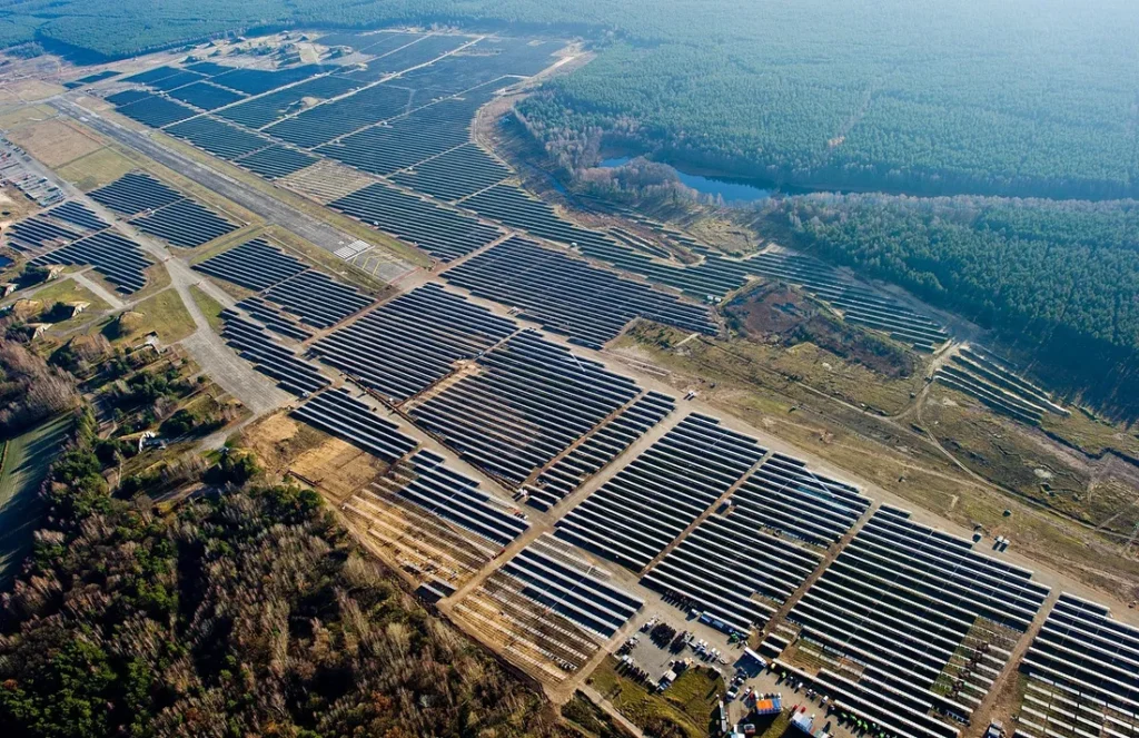 Infographic showing the flow of solar energy from panels to the utility company and home